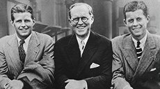 Americký velvyslanec ve Velké Británii Joseph P. Kennedy (uprost�ed) a jeho...