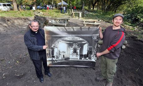 Loketský fará Jií Majkov a archeolog Filip Prekop drí historickou fotografii...