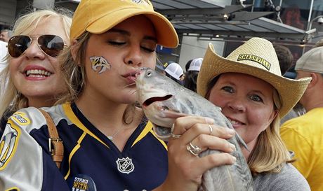 Fanynka Anna Claire Masseyová líbá sumce ped zápasem finále Stanley Cupu v...