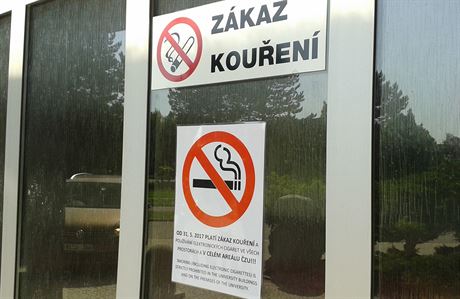 Zákaz kouení v kampusu eské zemdlské univerzity (1. ervna 2017).