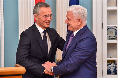 éf NATO Jens Stoltenberg gratuluje ernohorskému premiérovi Duko Markoviovi...