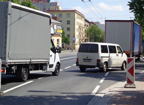 Tato situace je pomrn bn. Auta chtj odboit na rychlodrhu, ovem na...