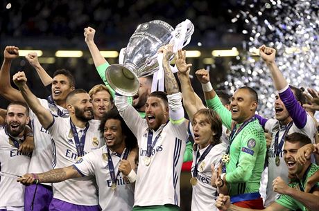 S TROFEJ. Fotbalist Realu Madrid slav triumf v Lize mistr.