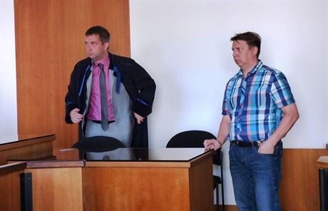 Stanislav Zimmer (vpravo) u Okresního soudu v Náchod (1.6.2017).
