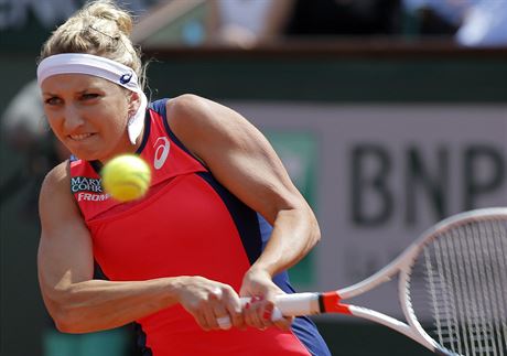 Timea Bacsinszká returnuje v semifinále Roland Garros.