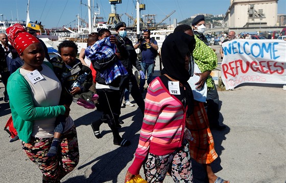 Zachránní migranti v italském pístavu (28.5. 2017)