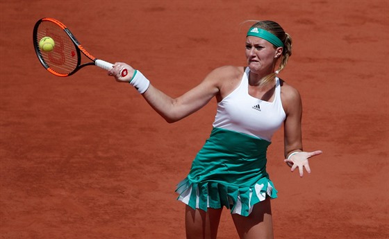 Francouzská tenistka Kristina Mladenovicová hraje forhend na Roland Garros. 