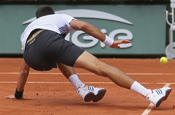 Srb Novak Djokovi padá ve tvrtfinále proti Rakuanu Dominicu Thiemovi.