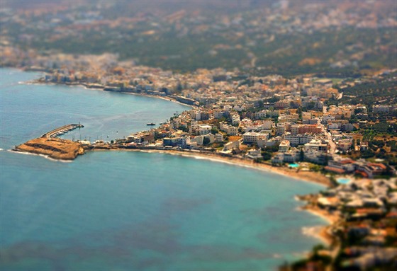 Pláž u městečka Limenas Chersonisou, Kréta