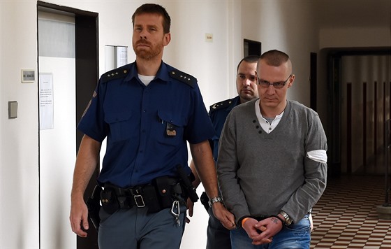Justiční stráž přivádí obžalovaného Jozefa Škarky, který přijal dvanáctiletý...
