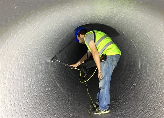 Závrená kontrola povrchu potrubí vedoucí z Vltavy do Jaderné elektrárny...