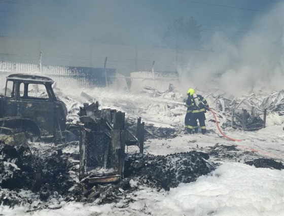 Snímek z místa požáru plastového odpadu v Zábřehu. (1. červen 2017)