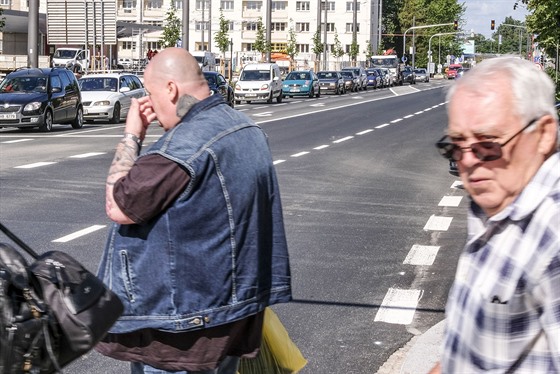 idii asto ekají a ke kruhovému objezdu u Lidlu.