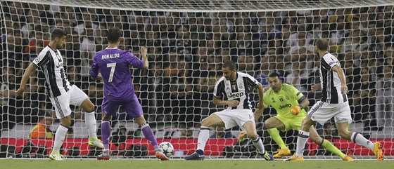 GÓL! Cristiano Ronaldo práv stílí gól do sít Juventusu.