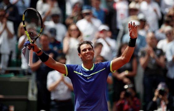 Rafael Nadal slaví postup do dalího kola na Roland Garros.