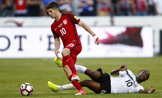 Christian Pulisic z USA uniká, Kevin Molino z výbru Trinidadu a Tobaga ho...