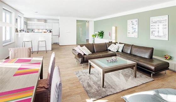 Svtlý obývací pokoj má trojí úel: slouí jako kuchy, jídelna a souasn...