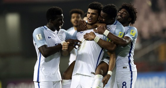 Anglití fotbalisté se radují z gólu Dominica Solankeho (uprosted) v...