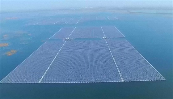 Čína má největší plovoucí solární elektrárnu na světě