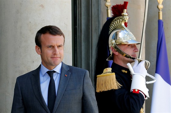 Francouzský prezident Emmanuel Macron ped Elysejským palácem v Paíi (6....