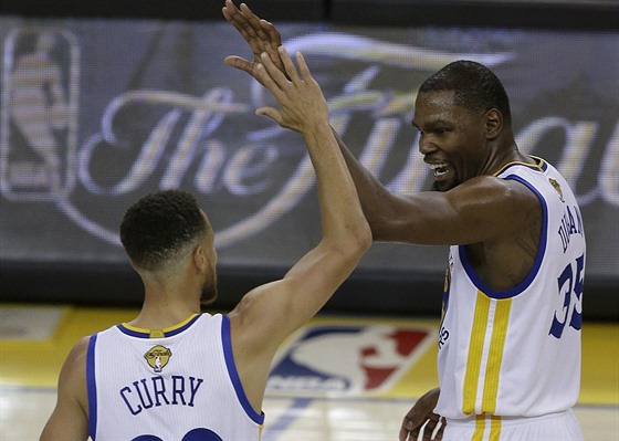Steven Curry a Kevin Durant slaví úspnou akci ve finále NBA.