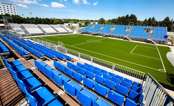 Za Luánkami vznikl nový fotbalový stadionek s mobilní arénou.