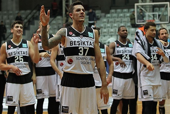 Basketbalisté Besiktase Istanbul slaví ped fanouky výhru, v popedí Ilkan...