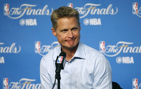 Steve Kerr, trenér Golden State, elí na tiskové konferenci po tetím finále...