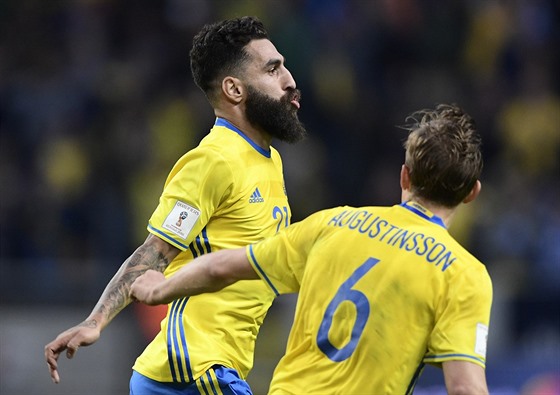 Jimmy Durmaz (vlevo) a Ludwig Augustinsson se radují ze védského gólu.