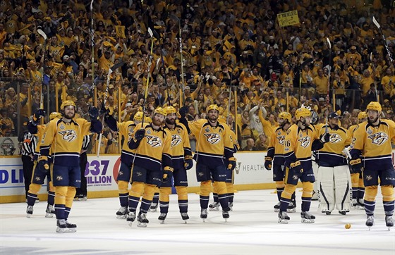 Hokejisté Nashvillu slaví s fanouky výhru ve finále Stanley Cupu.