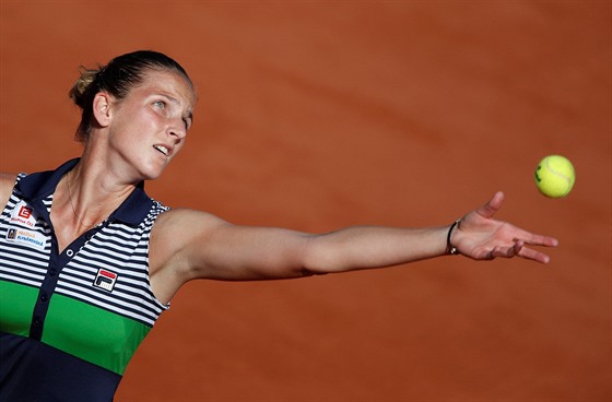 Karolína Plíková se chystá na servis v semifinále Roland Garros.