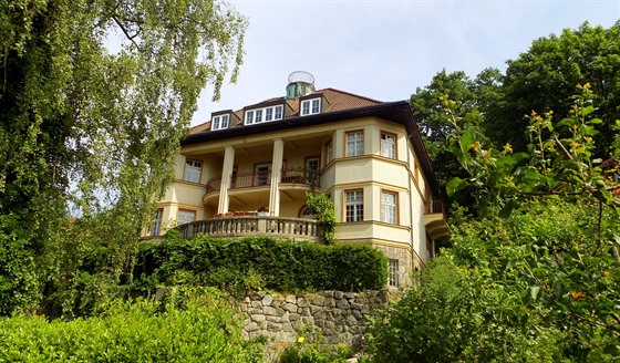 Prvorepubliková vila s rozlehlou zahradou je na prodej za 25,5 milionu korun.