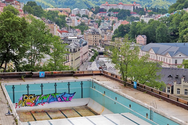 Graffiti ve vyputném a chátrajícím bazénu hotelu Thermal je dílem vandal.