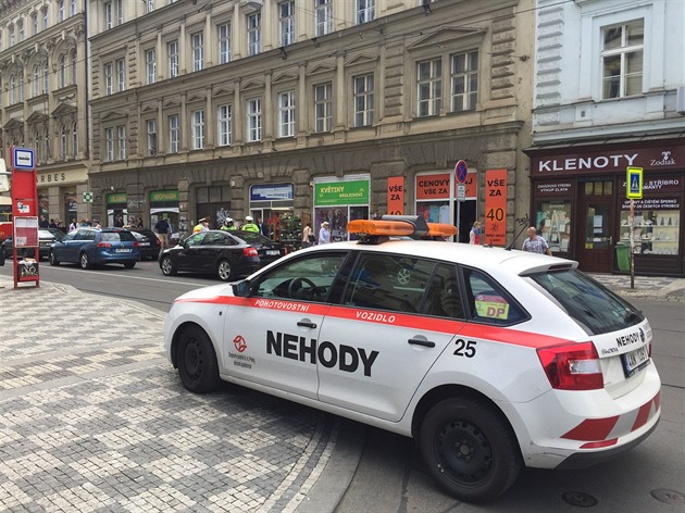 Vy�et�ování nehody tramvaje na Arbesov� nám�stí v Praze (7. �ervna 2017)