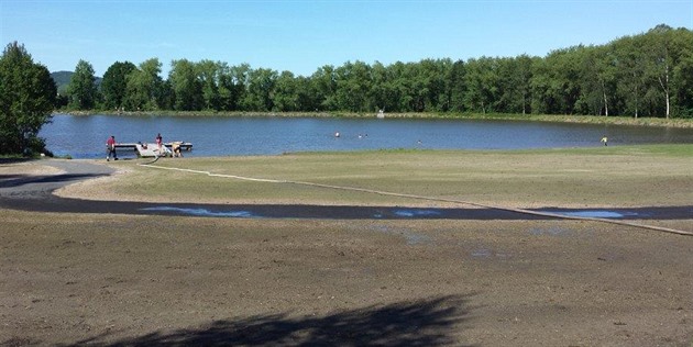 Hasii pi zalévání erstv oseté pláe rybníku Maíák ve Varnsdorfu.