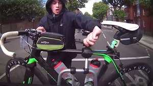Šílená Anglie: Zloděj zkusil vzít kolo za jízdy