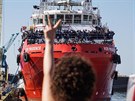 Zachránní migranti na lodi v italském pístavu. (28.5. 2017)