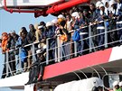 Zachránní migranti na lodi v italském pístavu (28.5. 2017)