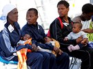 Zachránní migranti na lodi v italském pístavu (28.5. 2017)