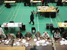 Komise sítají hlasy voli odevzdané v britských pedasných volbách. (9.6....