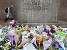 Místo útoku u London Bridge zaplnily kvtiny (5. ervna 2017)