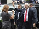 Líd labourist Jeremy Corbyn pichází do sídla strany (9. ervna 2017)