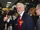 Líd labourist Jeremy Corbyn má dvod k úsmvu. Jeho strana si ve volbách...