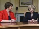 Britská premiérka Theresa Mayová (vpravo) a éfka Demokratické unionistické...