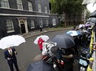 ekání na vystoupení premiérky Theresy Mayové ped Downing Street 10 (9. ervna...