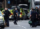 Ozbrojení policisté postávají na Borough Market v Londýn poblí místa, kde...