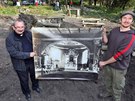 Loketsk� far�� Ji�� Majkov a archeolog Filip Prekop dr�� historickou fotografii...