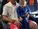 Pljuenko se svým synem Alexandrem v letadle na cest za focením
