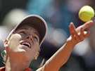 Caroline Wozniacká podává bhem tvrtfinále Roland Garros.