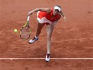 Caroline Wozniacká podává bhem tvrtfinále Roland Garros.